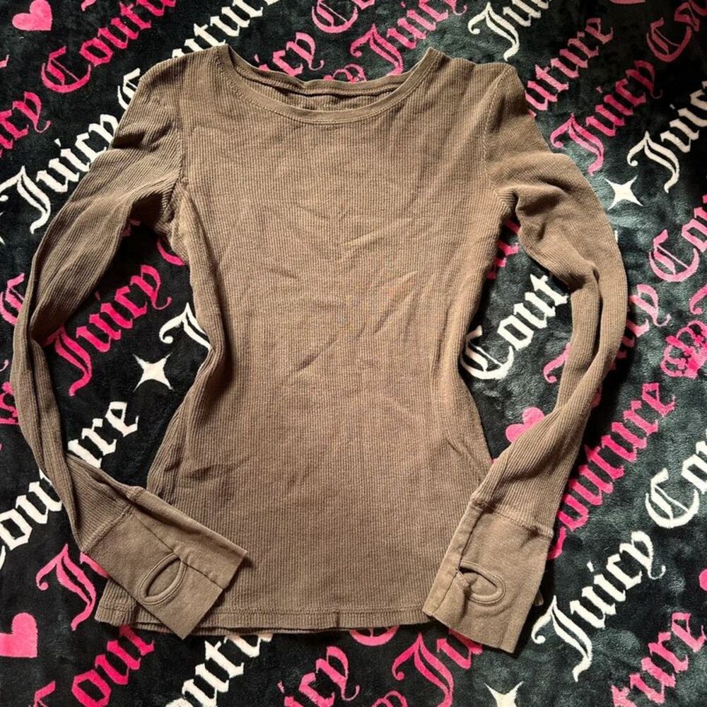 Vintage Y2K henley Size M with Thumb Holes